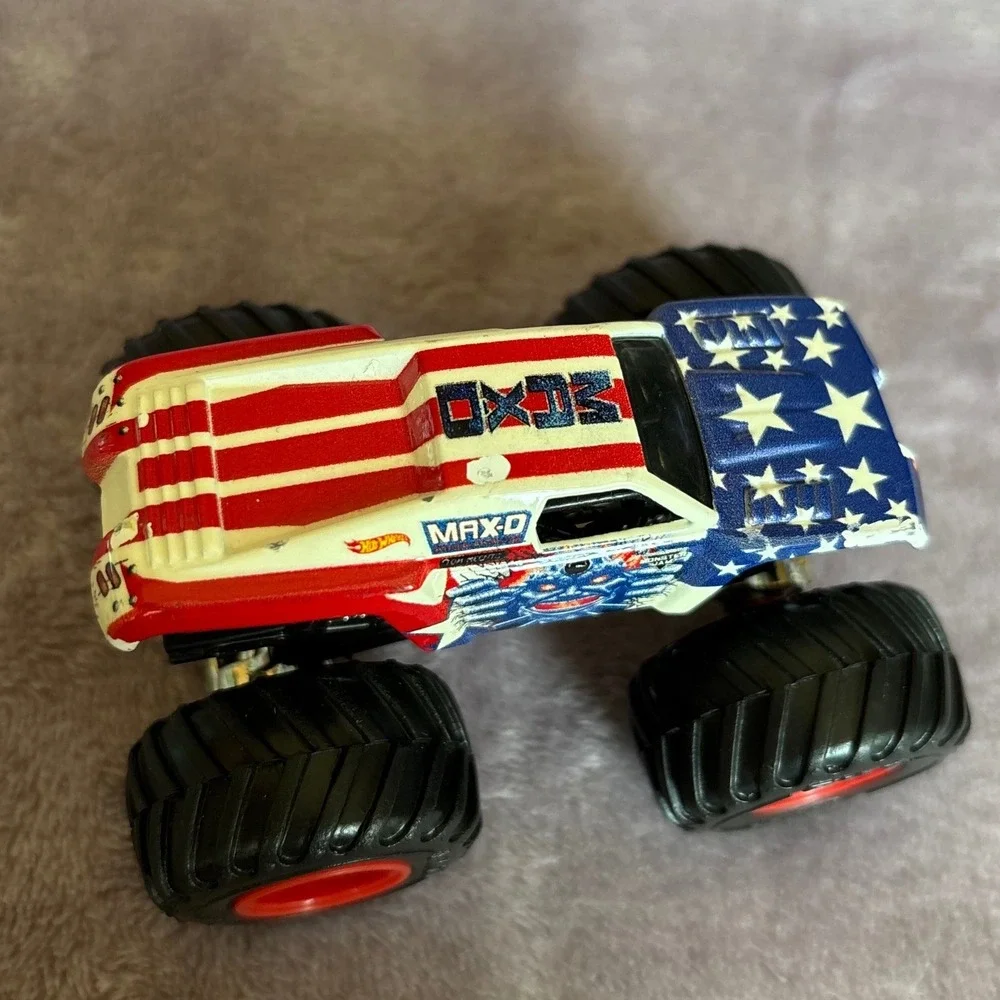 Hot Wheels Monster Jam Max-D American Flag Stars Stripes Monster Truck 1:64